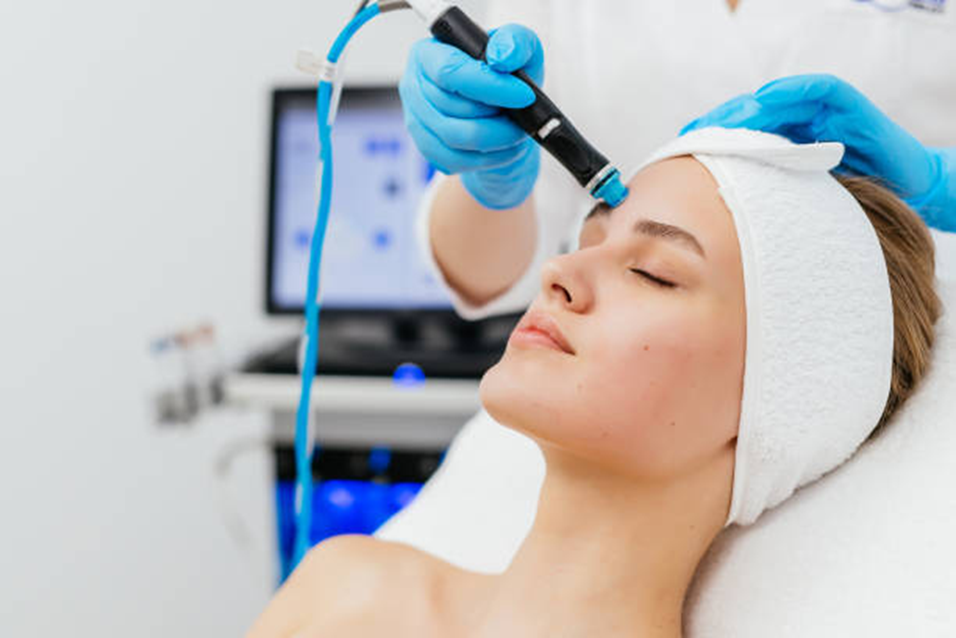 Hydrafacial vs Traditional Facials